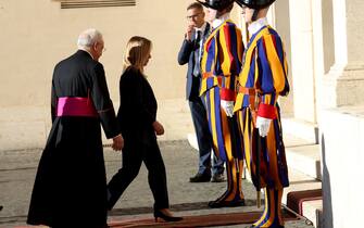 Meloni entra in Vaticano