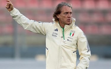epa10543157 Italian national soccer team head coach Roberto Mancini (C) gestures during a training session at the National Stadium, Ta' Qali, Malta, 25 March 2023. Italy will face Malta in the UEFA EURO 2024 Group C soccer match on 26 March 2023.  EPA/Domenic Aquilina