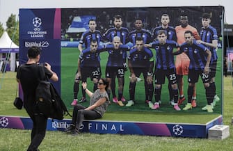 epa10679825 A woman poses with an Inter Milan's team picture during the UEFA Champions Festival at the Yenikapi event area in Istanbul, Turkey, 08 June 2023. Manchester City will play Inter Milan in the UEFA Champions League final at the Ataturk Olympic Stadium in Istanbul on 10 June 2023.  EPA/ERDEM SAHIN