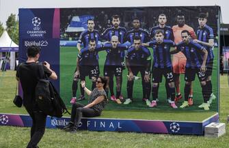 epa10679825 A woman poses with an Inter Milan's team picture during the UEFA Champions Festival at the Yenikapi event area in Istanbul, Turkey, 08 June 2023. Manchester City will play Inter Milan in the UEFA Champions League final at the Ataturk Olympic Stadium in Istanbul on 10 June 2023.  EPA/ERDEM SAHIN