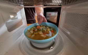 Heating food in a microwave oven