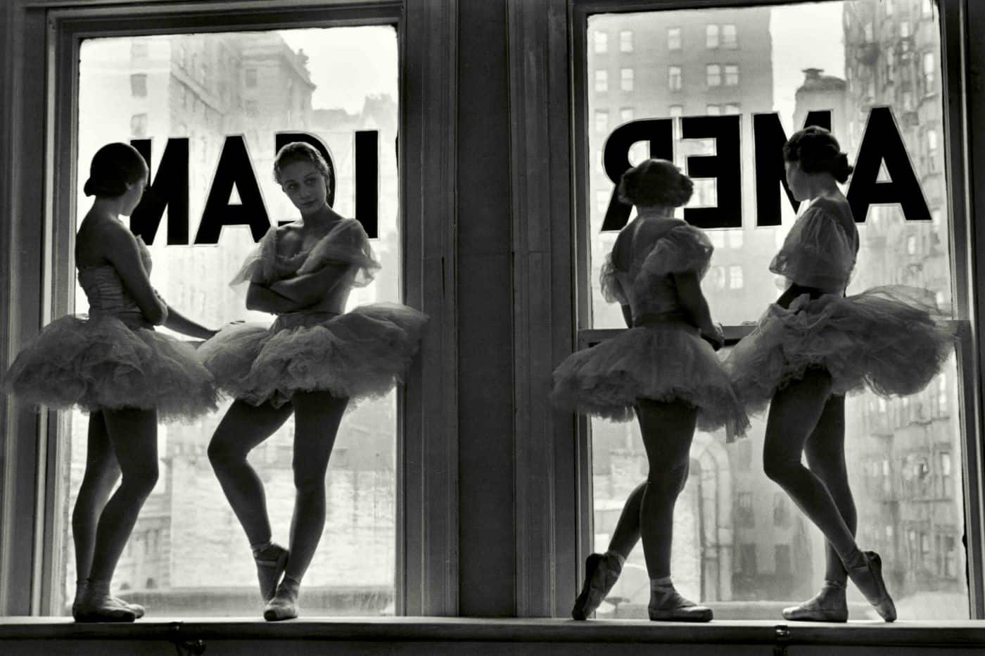 Alfred Eisenstaedt, Ballerine in piedi sul davanzale di una finestra della School of American Ballet di George Balanchine. New York City, 1937 © Alfred Eisenstaedt / The LIFE Picture Collection / Shutterstock