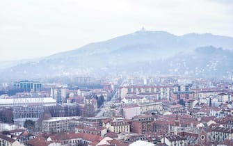 La coltre di smog su Torino dalla Mole Antonelliana, la mattina del 10 febbraio 2022 ANSA/JESSICA PASQUALON