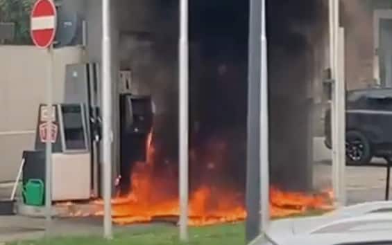 Ravenna, uomo incendia una pompa di benzina e poi scappa: esplosione evitata