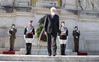 Festa della Repubblica, Sergio Mattarella rende omaggio al Milit
