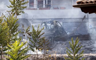 Vigili del fuoco, carabinieri e polizia in via Teulada, area in cui si sono sviluppate le fiamme, Roma, 31 luglio 2024. "Le fiamme erano già alte dal primo pomeriggio, abbiamo visto la colonna di fumo, nera e densa, e poi udito delle esplosioni. Abbiamo avuto paura e siamo scesi in strada", questo il racconto di alcuni abitanti di Monte Mario scesi in strada per paura del grande rogo che sta bruciando la collina e minacciando le case.
ANSA/ MASSIMO PERCOSSI