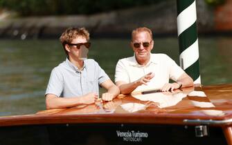 Kevin Costner e Cayden Wyatt Costner VENICE, ITALY - SEPTEMBER 07: Cayden Wyatt Costner and Kevin Costner are seen at Hotel Excelsior during the 81st Venice International Film Festival on September 07, 2024 in Venice, Italy. (Photo by Matt Winkelmeyer/Getty Images)
