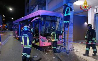 Nuovo incidente per un bus di linea a Mestre, in Via Carducci, l'autobus, un mezzo elettrico ha urtato un pilastro di un'abitazione dopo che il conducente ha perso il controllo del mezzo e ha attraversato la carreggiata, 14 ottobre 2023. Nell'incidente l'autista è rimasto ferito, mentre quattordici passeggeri avrebbero riportato contusioni lievi. 
ANSA/VIGILI DEL FUOCO
+++ ANSA PROVIDES ACCESS TO THIS HANDOUT PHOTO TO BE USED SOLELY TO ILLUSTRATE NEWS REPORTING OR COMMENTARY ON THE FACTS OR EVENTS DEPICTED IN THIS IMAGE; NO ARCHIVING; NO LICENSING +++ NPK +++