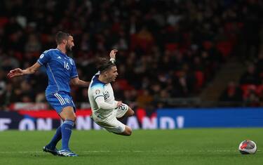 epa10924361 Jack Grealish (R) of England in action against Bryan Cristante of Italy during the UEFA EURO 2024 group C qualification round match between England and Italy in London, Britain, 17 October 2023.  EPA/NEIL HALL