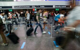 Foto Cecilia Fabiano /LaPresse
10/06/2022 Roma, Italia
Cronaca:
Partenze estive all’aeroporto Leonardo Da Vinci 
Nella Foto : folla di passeggeri in transito con e senza mascherina dentro l’aeroporto di Fiumicino 

Photo Cecilia Fabiano/ LaPresse
June, 10, 2022  Rome (Italy) 
News : 
Summer departures at Leonardo Da Vinci airport
In The Pic : crowd of passengers in transit with and without a mask inside Fiumicino airport

