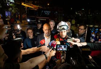 EDITORS NOTE: Graphic content / Firefighter's head Eder Garcia, flanked by Palma's mayor Jaime Martinez (2L) and Balearic government's President Margalida Phroens (L), talks to media after a two-storey restaurant collapsed, killing four and injuring 21 people on Playa de Palma, south of the Spanish Mediterranean island's capital Palma de Mallorca, on May 23, 2024. Four people died and 21 were injured after the roof of a two-storey restaurant collapsed on Spain's Mediterranean island of Mallorca on May 23, 2024, AFP reported. (Photo by Jaime REINA / AFP) (Photo by JAIME REINA/AFP via Getty Images)