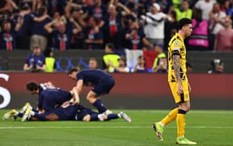 epa12148088 Francesco Acerbi of Inter (R) as PSG players celebrate the 3-0 goal during the UEFA Champions League final between Paris Saint-Germain and Internazionale Milano, in Munich, Germany, 31 May 2025.  EPA/ANNA SZILAGYI