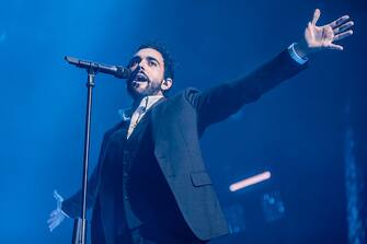 MILAN, ITALY - NOVEMBER 16: Italian singer-songwriter Marco Mengoni performs on stage on November 16, 2016 in Milan, Italy.  (Photo by Sergione Infuso/Corbis via Getty Images)