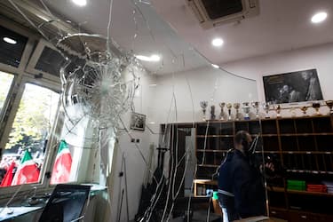 Una veduta interna della sede del sindacato Cgil distrutta dai manifestanti no Green pass, Roma, 10 ottobre 2021.
ANSA/MASSIMO PERCOSSI