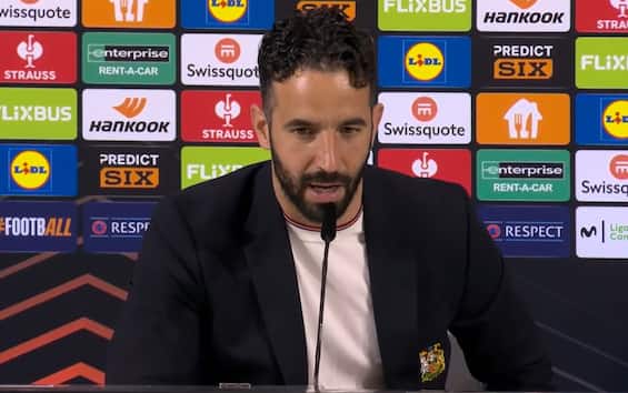 https://static.sky.it/editorialimages/9d3ac170761f4bf56cd65dc60c641bddb27aae02/skysport/it/calcio/europa-league/video/2025/05/22/amorim-tottenham-manchester-united-intervista-video/amorim_united_conferenza.jpg?im=Resize,width=565