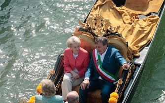 President of the European Commission Ursula von der Leyen with Italian Mayor of Venice, Luigi Brugnaro, make a trip on a gondola in Venice, 26 May 2023. ANSA/US COMUNE DI VENEZIA +++ NO SALES, EDITORIAL USE ONLY +++ NPK +++