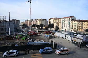 I mezzi di soccorso nel cantiere dove si è verificato un crollo a Firenze, in via Mariti, alla periferia della città, 16 febbraio 2024. Avrebbe ceduto un muro di contenimento durante la costruzione di un supermercato.
ANSA/CLAUDIO GIOVANNINI