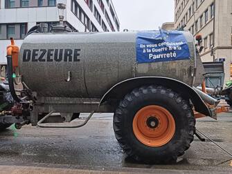 Gli idranti della polizia sono entrati in azione per spegnere i roghi accesi con dei copertoni dagli agricoltori che protestano a Bruxelles contro la politica agricola Ue, 26 febbraio 2024. I mezzi della polizia sono entrati in azione a poche decine di metri dalle sedi della Commissione europea e del Consiglio.
ANSA/ ALESSANDRA BRIGANTI