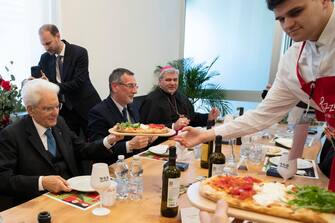 Il Presidente della Repubblica Sergio Mattarella a Monza al nuovo ristorante  PizzAut , in occasione della Giornata mondiale per la consapevolezza sull autismo, 02 aprile 2023.
ANSA/ UFFICIO STAMPA QUIRINALE/ FRANCESCO AMMENDOLA
+++ ANSA PROVIDES ACCESS TO THIS HANDOUT PHOTO TO BE USED SOLELY TO ILLUSTRATE NEWS REPORTING OR COMMENTARY ON THE FACTS OR EVENTS DEPICTED IN THIS IMAGE; NO ARCHIVING; NO LICENSING +++ NPK +++