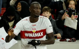 epa11039182 Stuttgart's Serhou Guirassy celebrates after scoring the 2-0 goal during the German Bundesliga soccer match between VfB Stuttgart and FC Augsburg in Stuttgart, Germany, 20 December 2023.  EPA/RONALD WITTEK CONDITIONS - ATTENTION: The DFL regulations prohibit any use of photographs as image sequences and/or quasi-video.