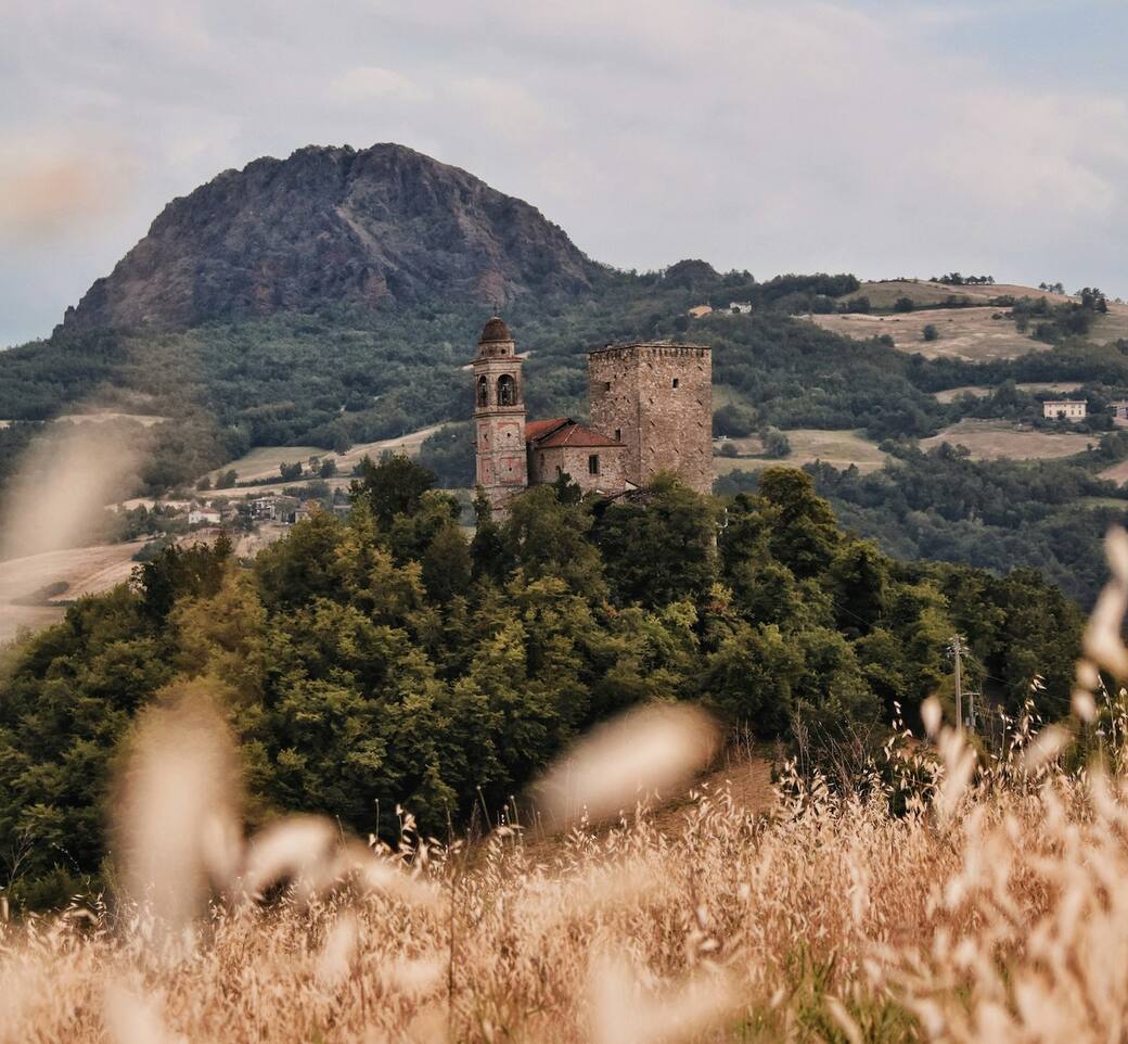 Torre di Bobbiano, Bobbiano, Province of Piacenza, Italy. Foto di Lorenzo Bignami su Unsplash