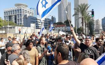 Un momento delle proteste delle famiglie degli ostaggi israeliani catturati da Hamas nell'attacco di sabato scorso. Almeno 200 persone si sono riunite stamani davanti al ministero della Difesa a Tel Aviv gridando "vergogna", e innalzando cartelli in ebraico e inglese con la scritta "Riportate a casa i nostri figli". La rabbia monta quando la folla grida contro il governo Netanyahu, rimproverando al premier di "non fare nulla per gli ostaggi", Tel Aviv, Israele, 14 ottobre 2023. ANSA/Laurence Figà-Talamanca
