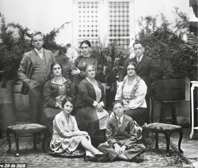 Guillermo-Kahlo-ritratto-famiglia-Frida.jpg