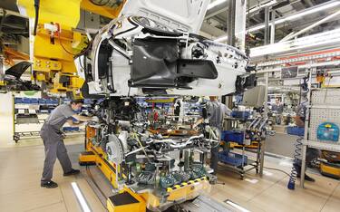 Stoccarda (germania), lo stabilimento della Porsche di Zuffenhausen dove è in produzione la nuova Porsche 911. Operai in fabbrica. Industria automobilistica. Auto.