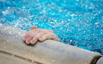 una persona in piscina