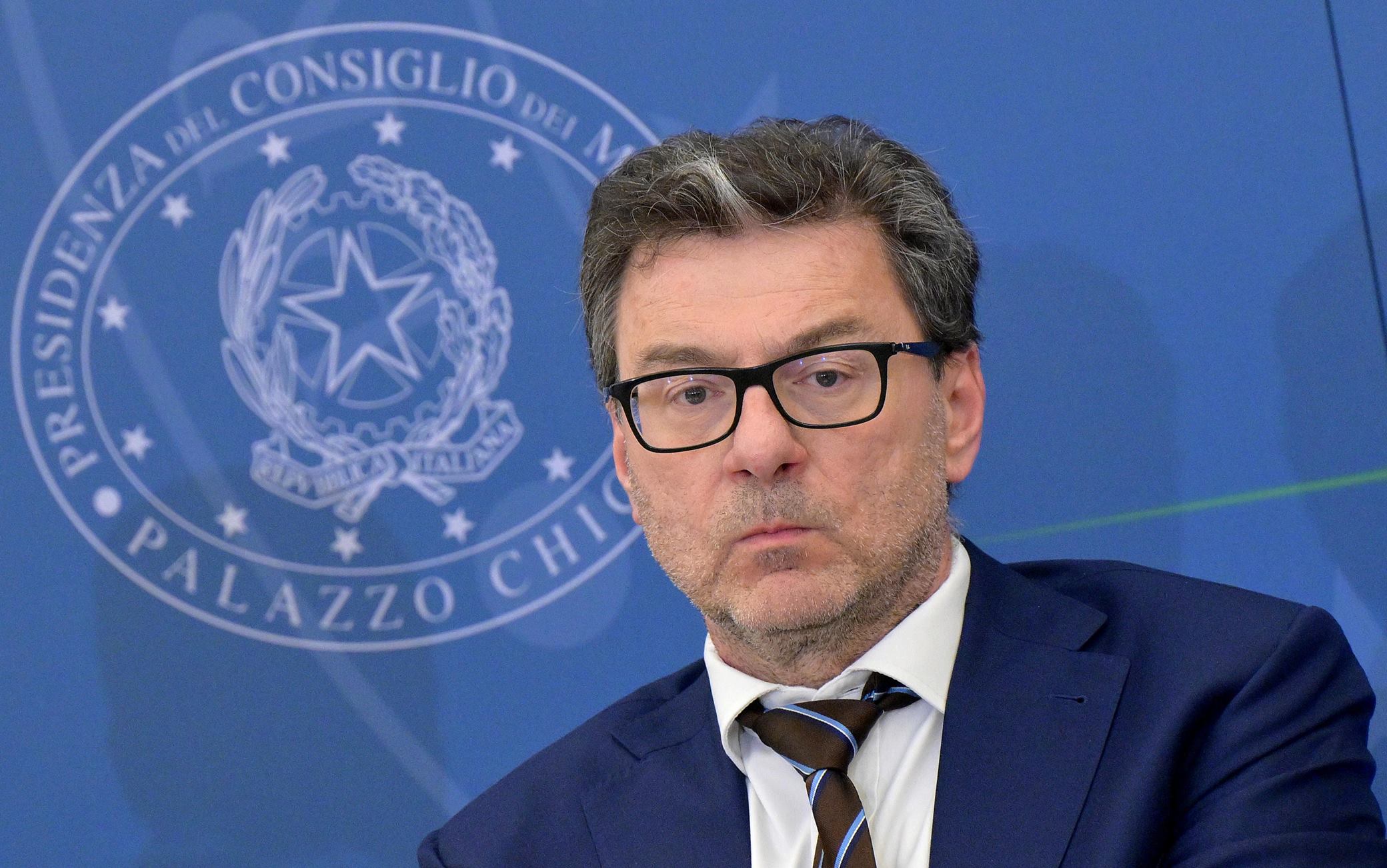 caro-prezzi-card-da-380-euro-per-1-3-milioni-di-italiani-cos-e-come