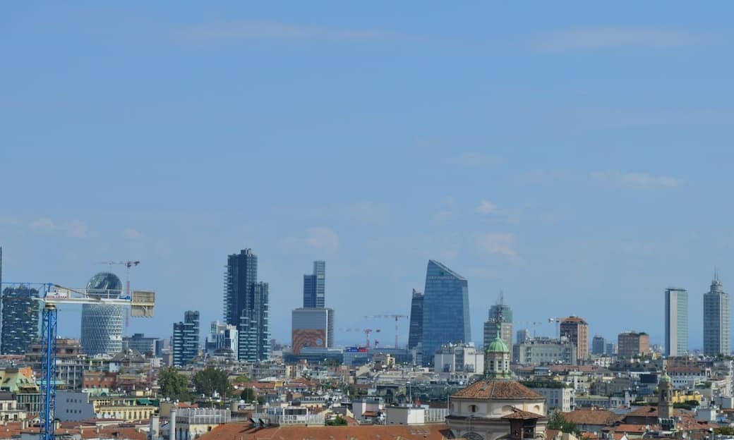 Immagine in apertura: Skyline di Milano, con il Pirellone sulla destra. Foto di Adriana Sas su Unsplash
