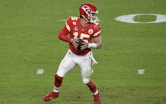 MIAMI, FLORIDA - FEBRUARY 02: Patrick Mahomes #15 of the Kansas City Chiefs drops back to pass against the San Francisco 49ers in Super Bowl LIV at Hard Rock Stadium on February 02, 2020 in Miami, Florida. The Chiefs won the game 31-20. (Photo by Focus on Sport/Getty Images)