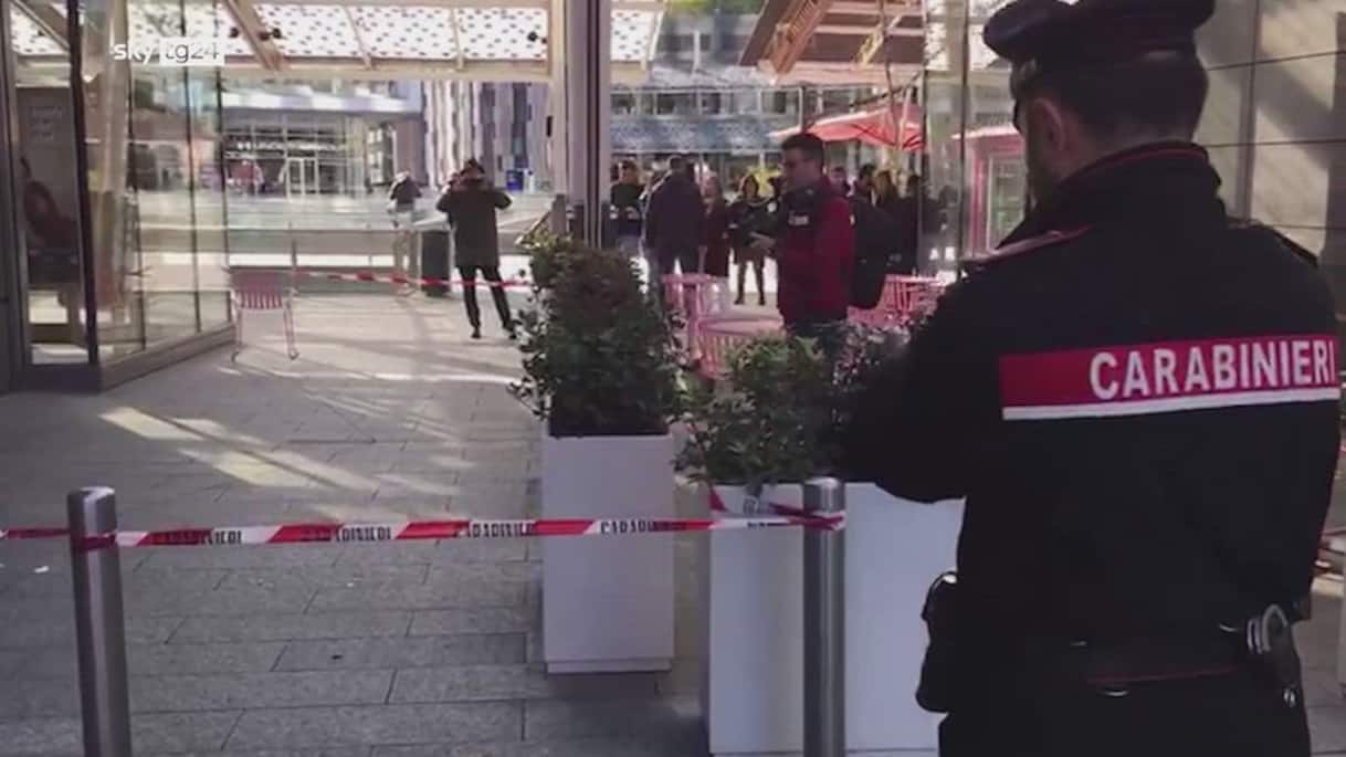 Milano, donna accoltellata in Gae Aulenti: è grave