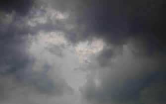 Immagini rappresentative del cielo nuvoloso di questi giorni sopra Milano (Milano - 2016-06-02, Alberto Barberis) p.s. la foto e' utilizzabile nel rispetto del contesto in cui e' stata scattata, e senza intento diffamatorio del decoro delle persone rappresentate