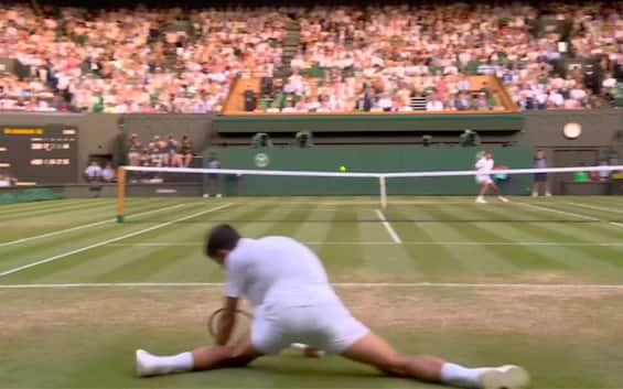 https://static.sky.it/editorialimages/9df338f0a4abca11e1a7445f3090509e487ea5c4/skysport/it/tennis/video/2025/07/09/wimbledon-cobolli-djokovic-caduta-video/Djokovic_spaccata.jpeg?im=Resize,width=565
