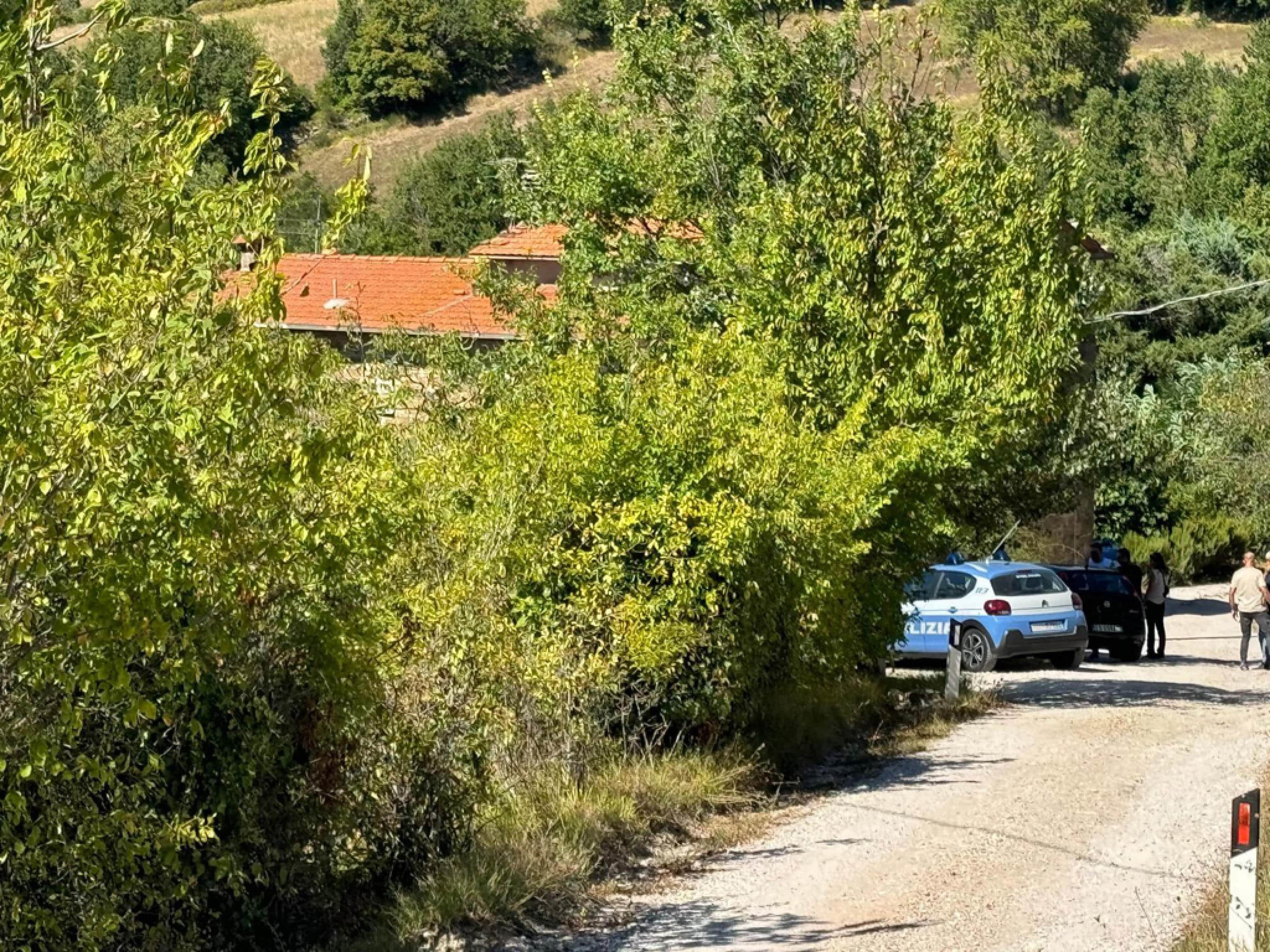 Il luogo dove tre persone sono state trovate morte all'interno di un casolare alla periferia di Perugia, nella zona di Fratticiola Selvatica, 10 settembre 2024. 
ANSA/Angela Rotini