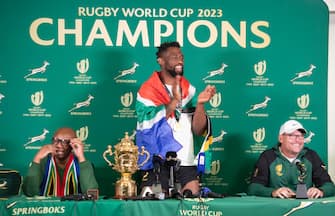 epa10950285 Springbok rugby team captain Siya Kolisi (C) and coach Jacques Nienaber (R) attend a press conference with South African Minister of Sport Zizi Kodwa (L) as the team arrived in the country after winning the 2023 Rugby World Cup, in Johannesburg, South Africa, 31 October 2023. The Springboks won back to back Rugby World Cups and are the only team to have won four titles. They will embark on a trophy tour around the country starting 02 November.  EPA/KIM LUDBROOK