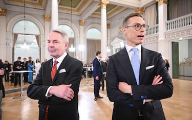 epa11111457 Alexander Stubb (R) from National Coalition Party and Pekka Haavisto (L) from The Greens, during the presidential election in Helisnki, Finland, 28 January 2024. The second presidential elections run-off will be held on 11 February.  EPA/KIMMO BRANDT