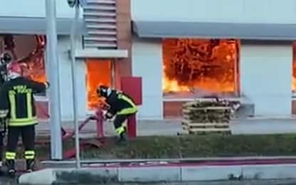 Incendio Pordenone, vigili del fuoco al lavoro tutta la notte