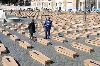 Il segretario generale della UIL, Pierpaolo Bombardieri con lo scrittore Stefano Massini, nel corso dell'iniziativa 'Mille bare a Piazza del Popolo' per ricordare le vittime del lavoro a Roma, 19 marzo 2024. 
 ANSA/MAURIZIO BRAMBATTI