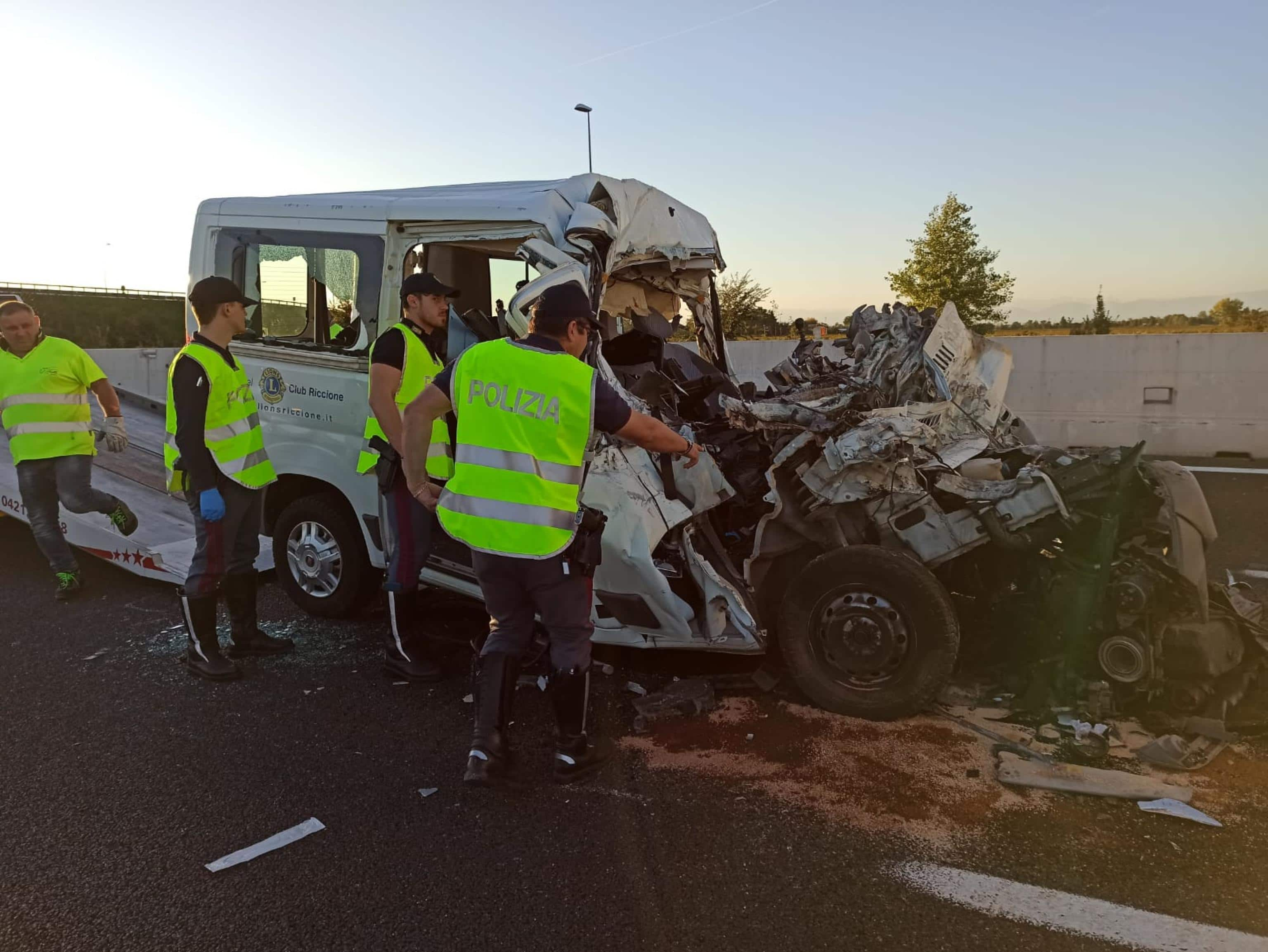 Soccorsi sul luogo in cui e' avvenuto, poco prima delle 16, nel tratto a tre corsie dell'autostrada A4 all'altezza del casello di San Donà di Piave tra l'entrata e l'uscita dello svincolo di Trieste, l'incidente stradale che ha causato la morte di sei persone, 07 ottobre 2022. L'ex sindaco di Riccione Massimo Pironi è fra le vittime dell'incidente stradale di San Donà di Piave dove sono morti anche cinque ragazzi con la sindrome di down. Pironi, sindaco dal 2009 al 2014, lasciata l'attività politica e andato in pensione, aveva intensificato la sua attività di volontario con l'associazione Centro21.
ANSA/ US/ POLIZIA
+++ ANSA PROVIDES ACCESS TO THIS HANDOUT PHOTO TO BE USED SOLELY TO ILLUSTRATE NEWS REPORTING OR COMMENTARY ON THE FACTS OR EVENTS DEPICTED IN THIS IMAGE; NO ARCHIVING; NO LICENSING +++ (NPK)