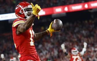 epa11146554 Kansas City Chiefs wide receiver Marquez Valdes-Scantling celebrates after scoring a touchdown during the second half of Super Bowl LVIII between the Kansas City Chiefs and the San Fransisco 49ers at Allegiant Stadium in Las Vegas, Nevada, USA, 11 February 2024. The Super Bowl is the annual championship game of the NFL between the AFC Champion and the NFC Champion and has been held every year since 1967.  EPA/JOHN G. MABANGLO