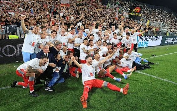 La Cremonese vince a La Spezia 3-2 e va in Serie A
