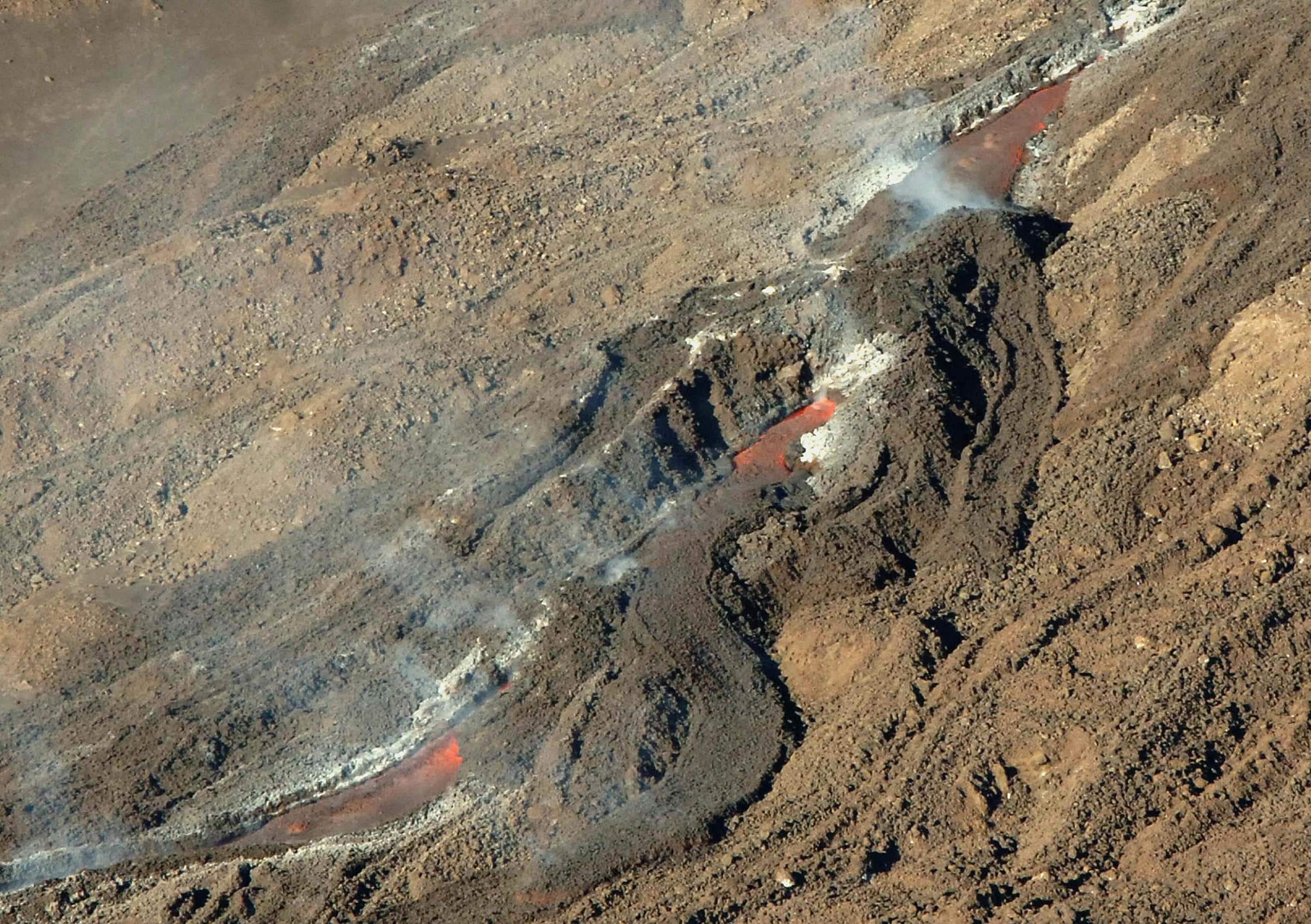 L'immagine scattata dall'elicottero della Protezione Civile mostra la frattura eruttiva sul fianco del cono centrale in corrispondenza della Bocca Nuova