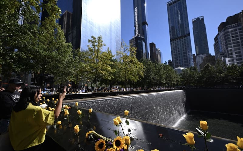 Torri gemelle NEW YORK, UNITED STATES - SEPTEMBER 11: Relatives of victims of the 9/11 attacks visit the National September 11 Memorial and Museum to lay flowers in memory of the victims of the attacks in New York, United States on September 11, 2024. The 2001 attacks involving airliners hijacked by al-Qaida operatives killed nearly 3,000 people in New York, Pennsylvania and the Pentagon. (Photo by Fatih Aktas /Anadolu via Getty Images)