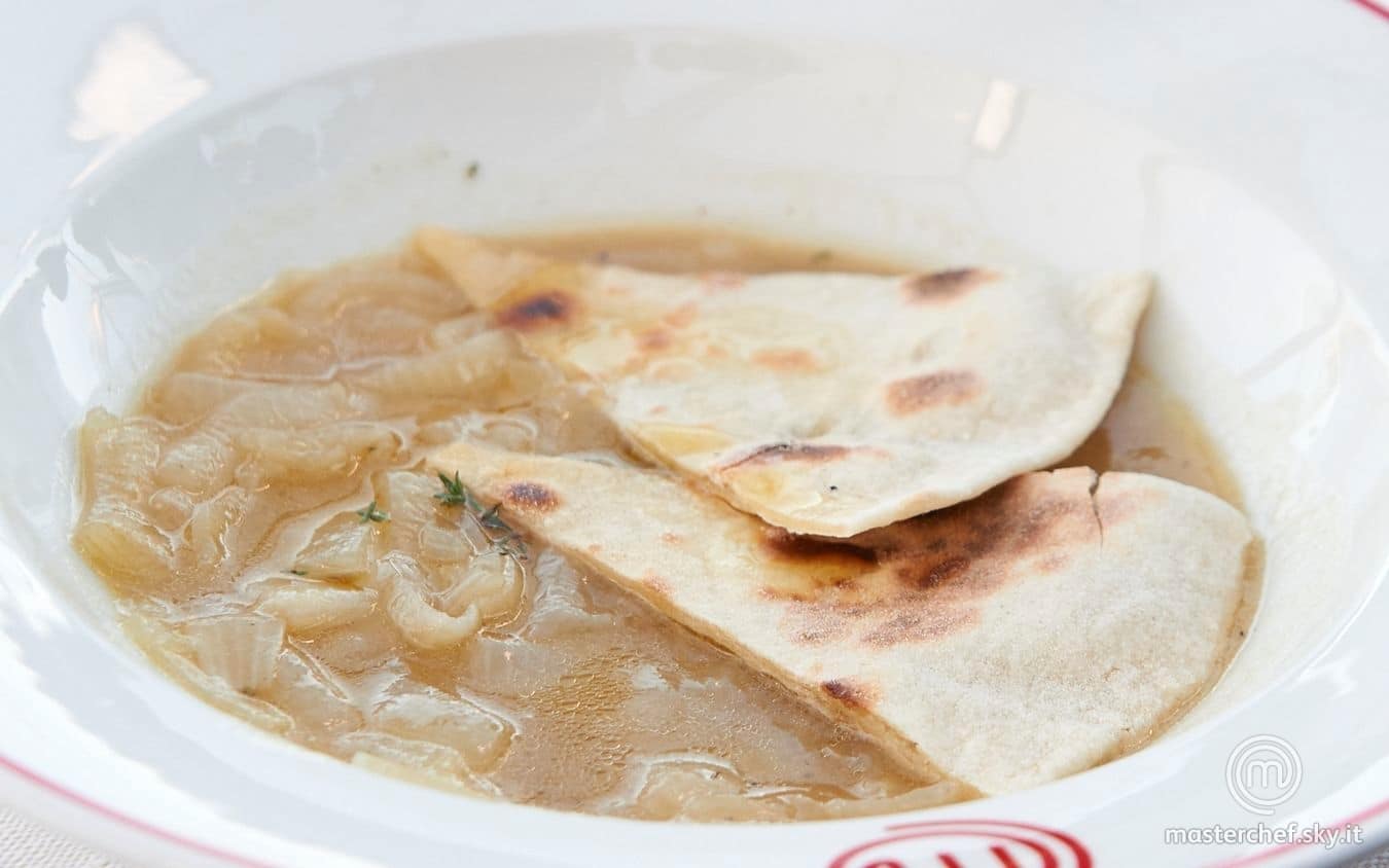 Zuppa di cipolle con focaccia della consacrazione