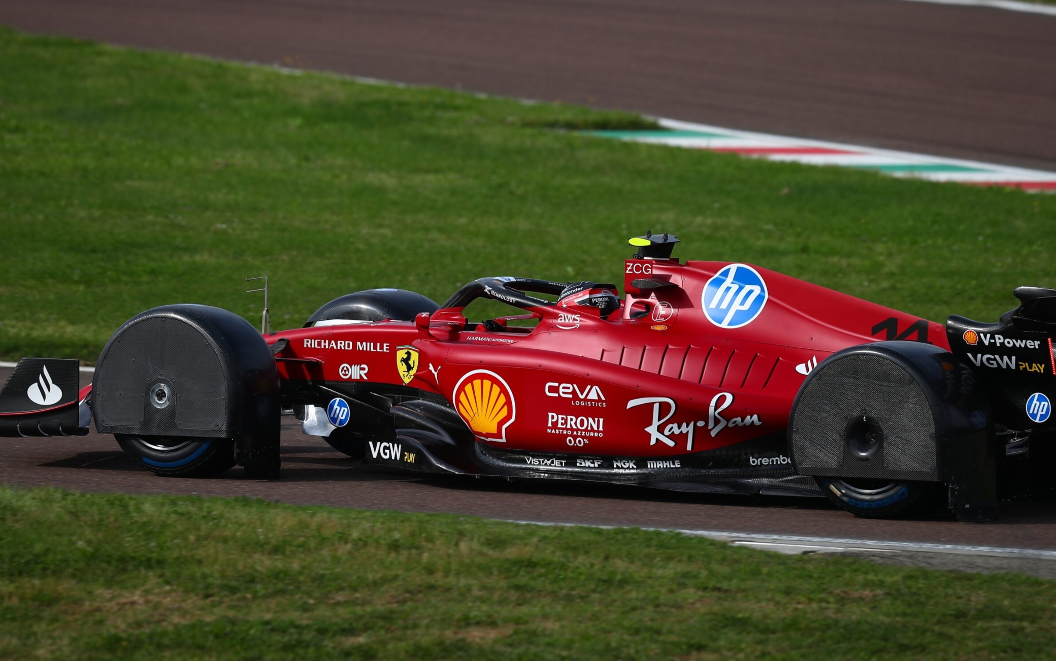 F1, Ferrari in pista a Fiorano per i test: paraspruzzi (sprayguards ...