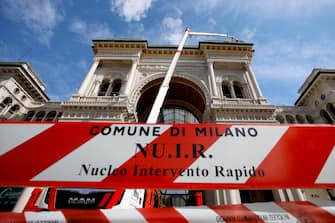 Lavori di pulizia dei graffiti sul frontone della Galleria Vittorio Emanuele II a Milano, 9 agosto 2023. ANSA/MOURAD BALTI TOUATI