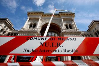 Lavori di pulizia dei graffiti sul frontone della Galleria Vittorio Emanuele II a Milano, 9 agosto 2023. ANSA/MOURAD BALTI TOUATI