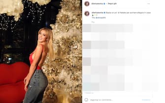 diletta leotta davanti all'albero di natale